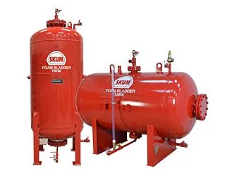 To røde skumtanker, én stående og én liggende, merket "SKUM FOAM BLADDER TANK".